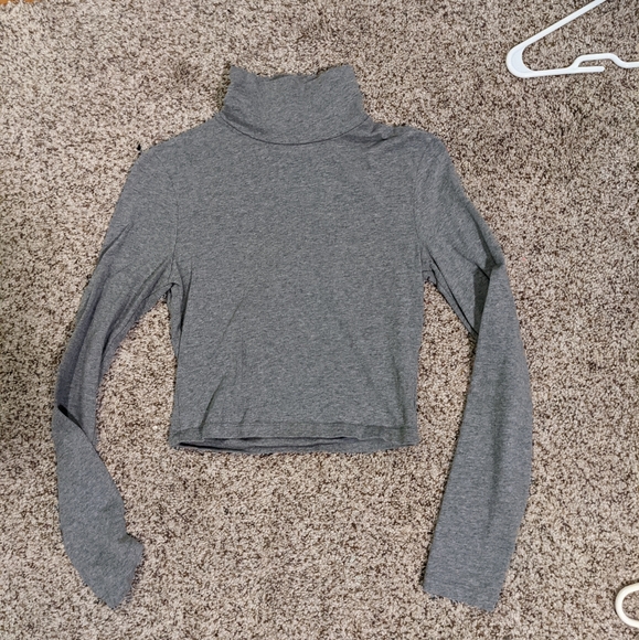 Sassy gray turtle neck crop top - Picture 2 of 3